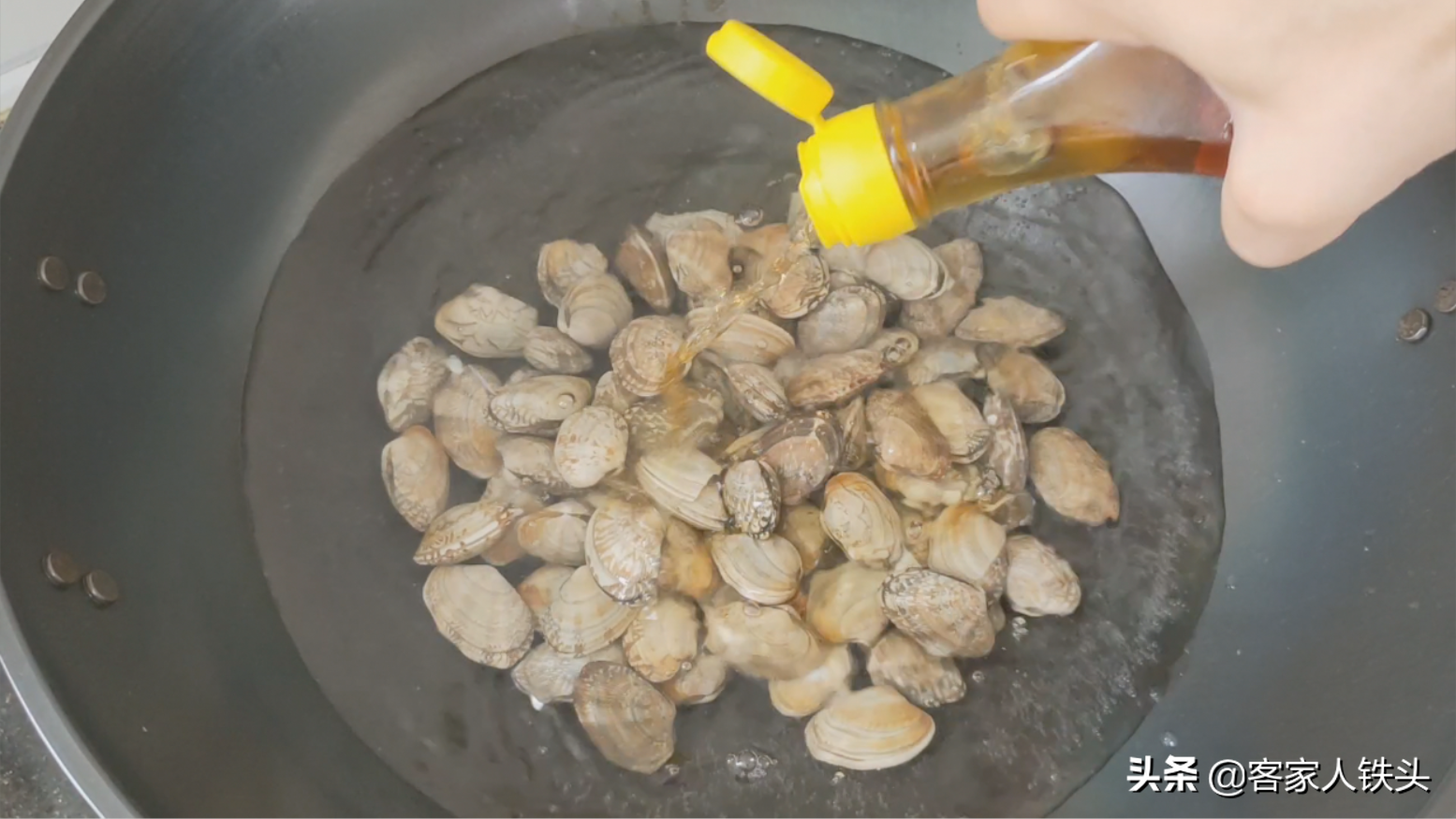 花甲这样做比炒的更好吃，加1把金针菇，6分钟出锅，吃完想舔盘