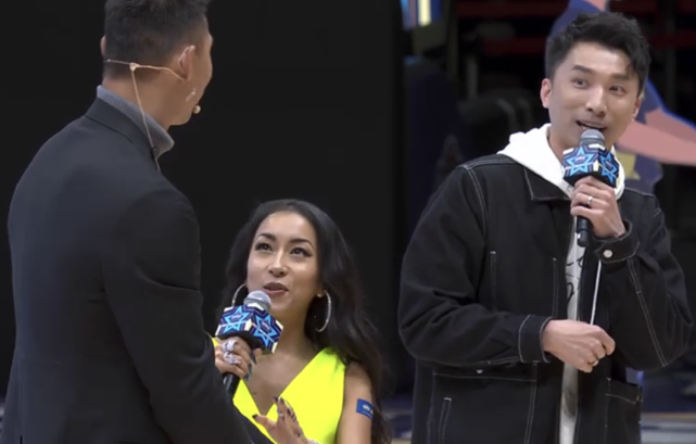 Ease of auspicious gram Juan is worn hot short skirt is displayed on begin is beautiful, stand in Yi Jianlian she beside appears blacker