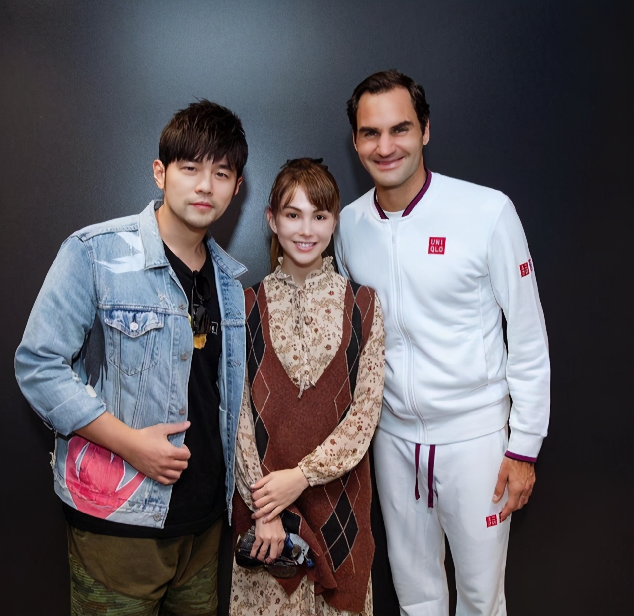 周杰倫攜嬌妻看球賽，昆凌笑容嬌羞摀嘴秀鑽戒，夫妻恩愛可見一斑