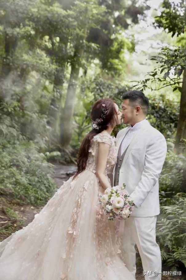 “黑涩会美眉”丫头结婚照曝光，穿7万元奢华婚纱嫁豪门