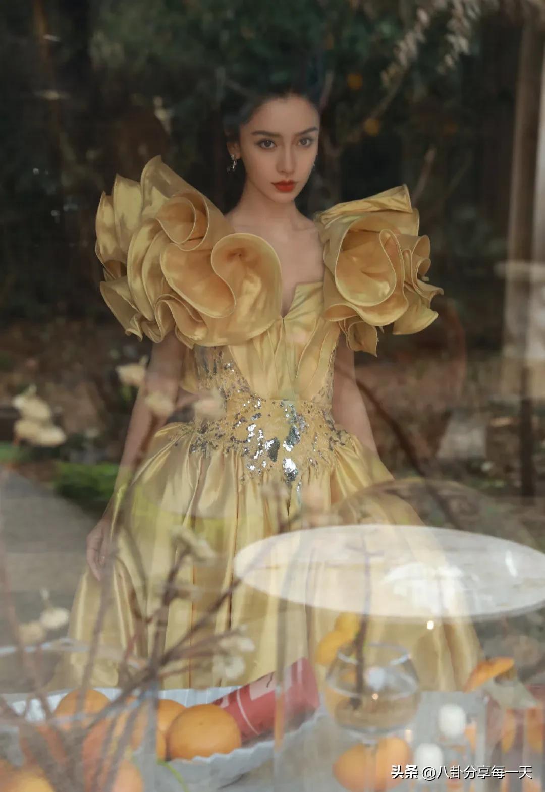 礼服差距：热巴穿五年前旧款？杨幂穿十年前旧