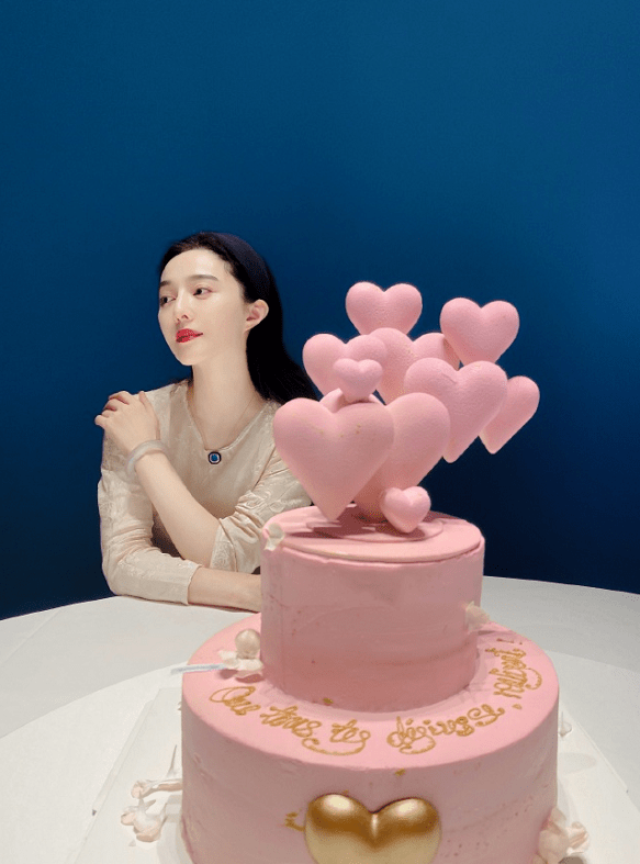 范冰冰40岁生日会太惨淡！明星好友全缺席，她穿裸色长裙美得自信