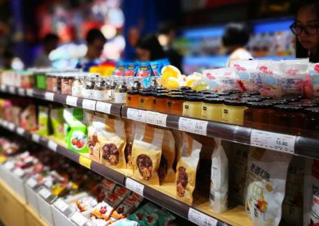 中国零食大王杨红春：弃30万年薪，卖房开小店，一年卖78亿零食