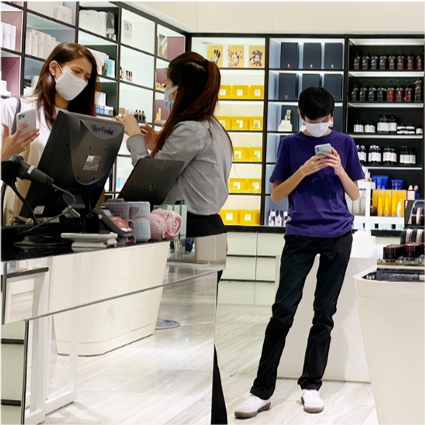 袁咏仪让儿子陪逛街，魔童身高赶上妈妈还模仿张智霖全程伺候靓靓