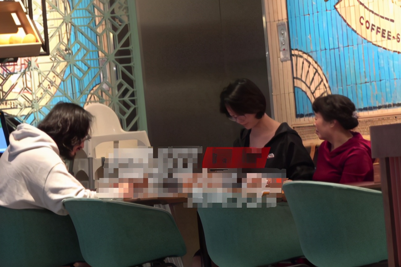 见家长！关谷君与齐溪母女外出就餐，女友为保身材只吃青菜