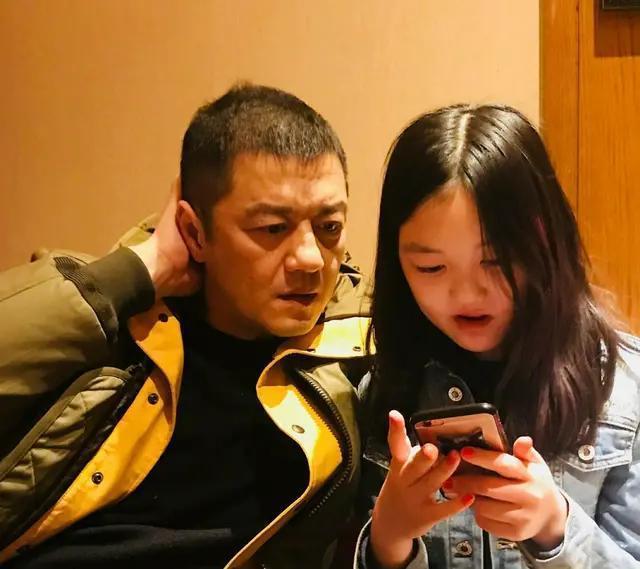 时尚小女王李嫣和母亲王菲姐姐窦靖童的合照