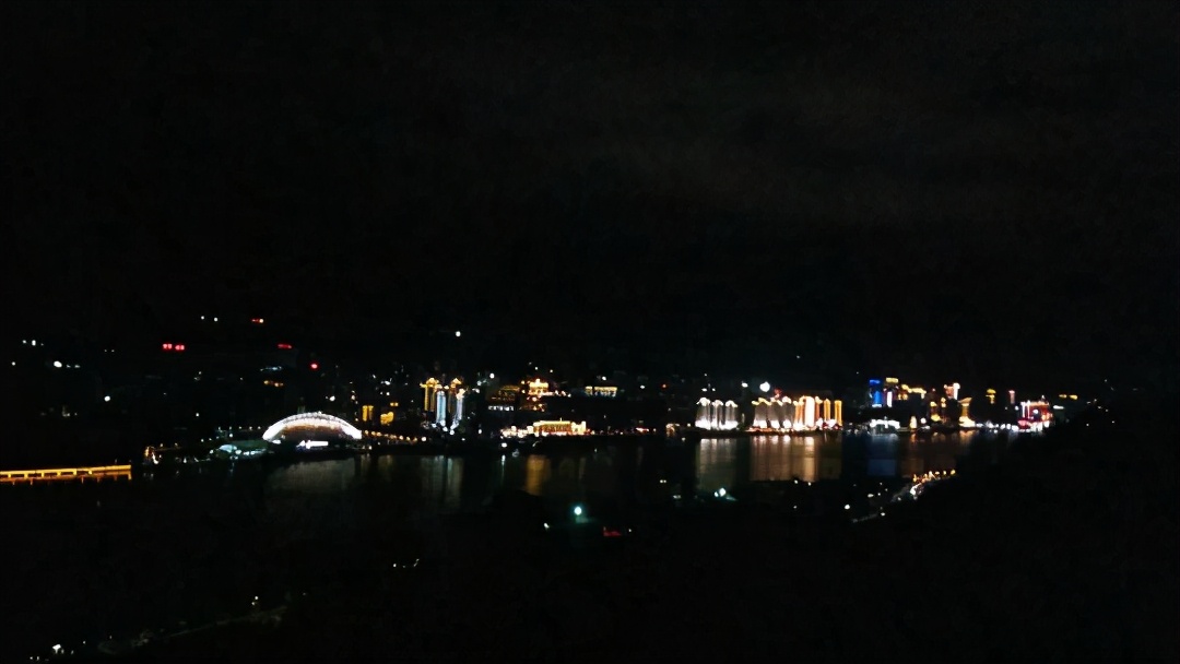 机场路沿途观景台看万州夜色风光，万州夜景尽收眼底