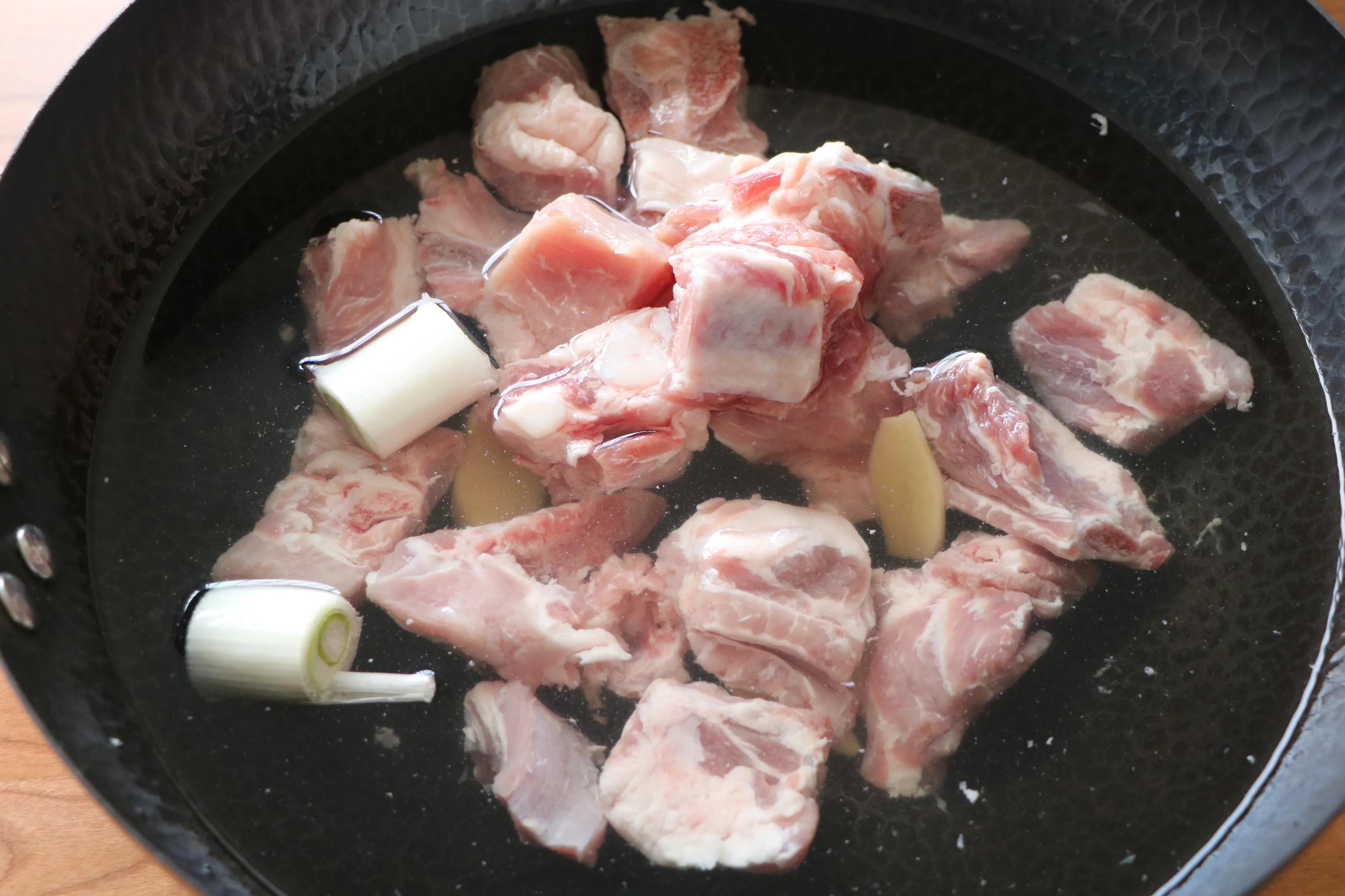 除夕年夜飯，孩子最愛的糖醋排骨，不用油炸，一碗料汁就搞定！