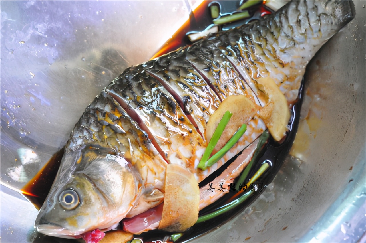 把整條魚扔進電飯鍋裡，不加油不放水，一周吃6次，餐餐都光盤