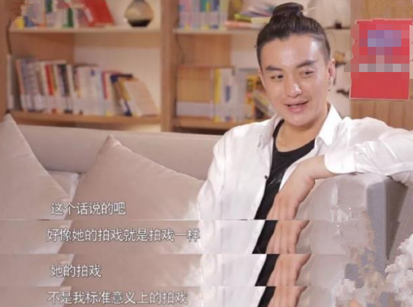 39歲朱丹和老公接孩子放學(xué)，身形臃腫肚腩突出，前后行走顯疏離