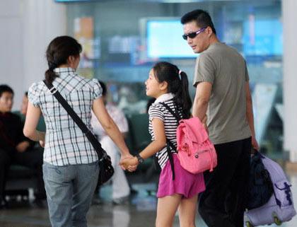 江珊：閃婚震驚一時，與靳東姐弟戀5年，如今54歲卻依舊美如少女