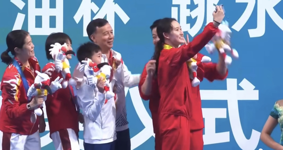 全红婵一举动太感人！不停挥手感谢观众，向粉丝比心，她都快哭了