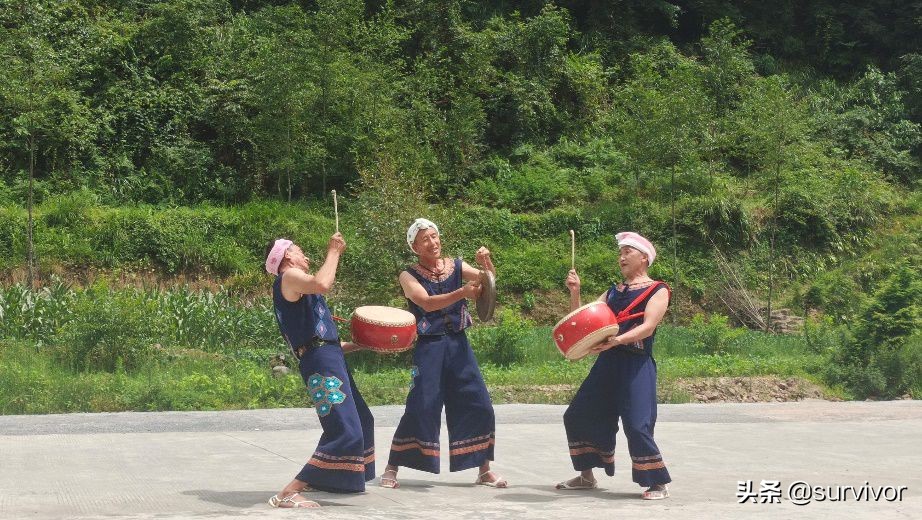 赏歌舞演出，悟花灯魅力