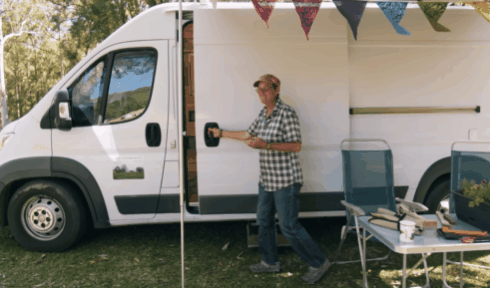 64岁老太不结婚，卖了豪宅住进8㎡蜗居，却过上