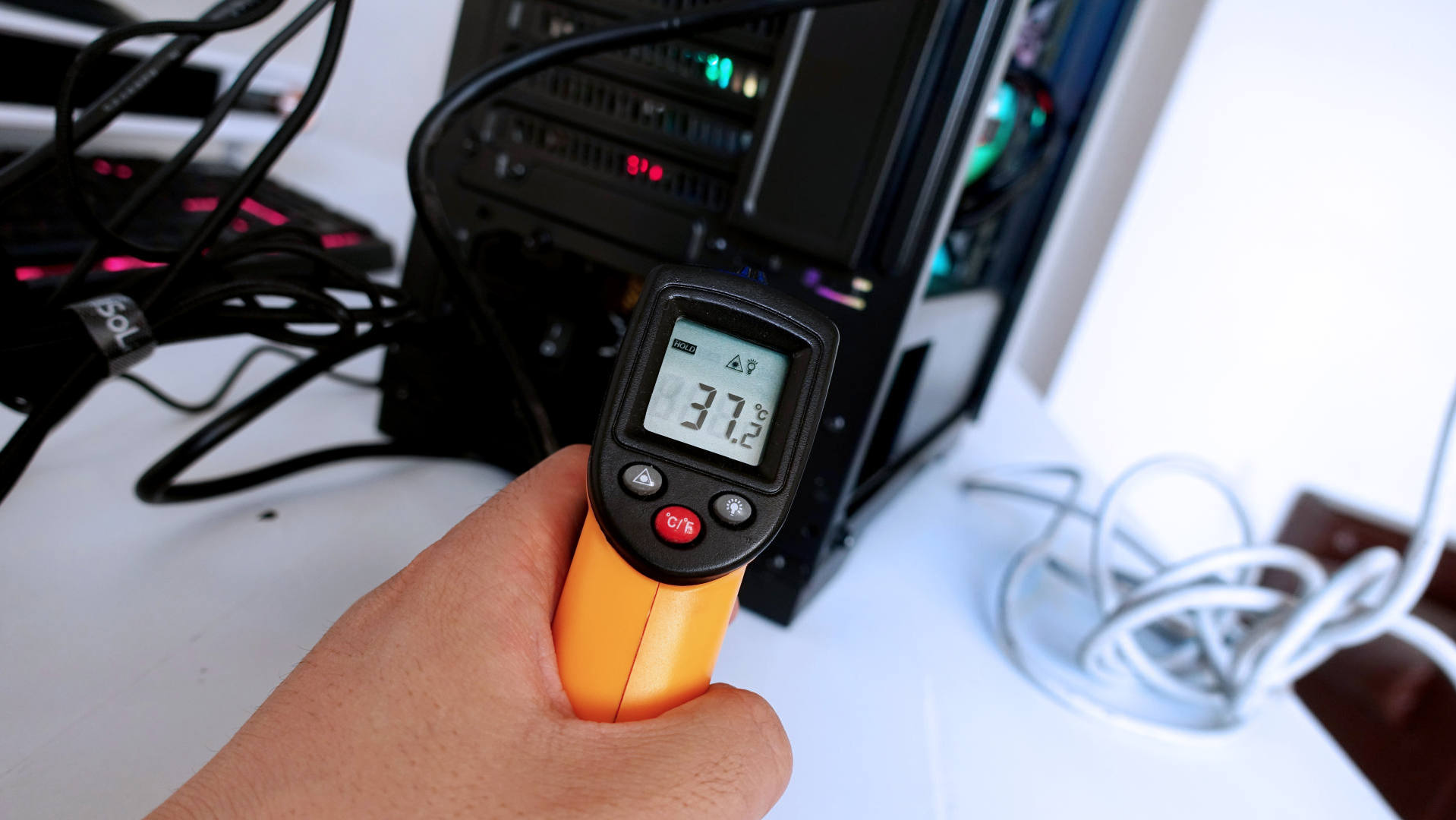 骨伽GEX 850W：风扇智能转停，电压稳定