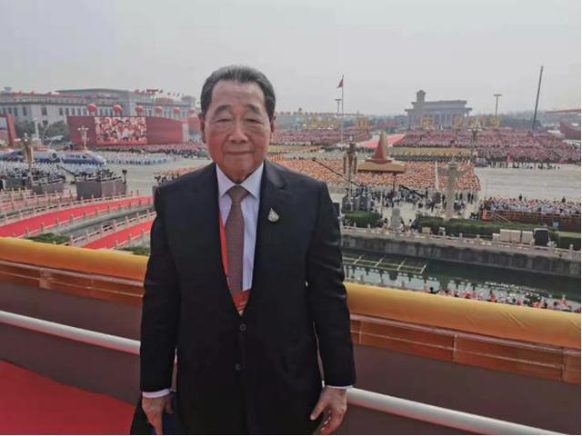 再次受邀登上城楼，他是驻华外企“第一人”，在我国投资1200亿