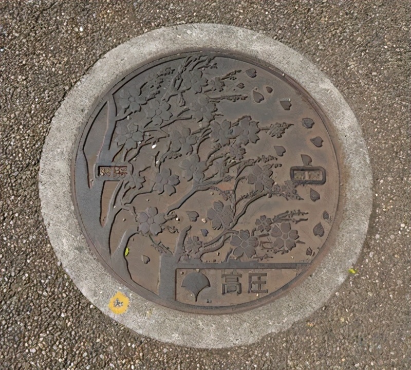 日本的井盖美得让人不忍去踩