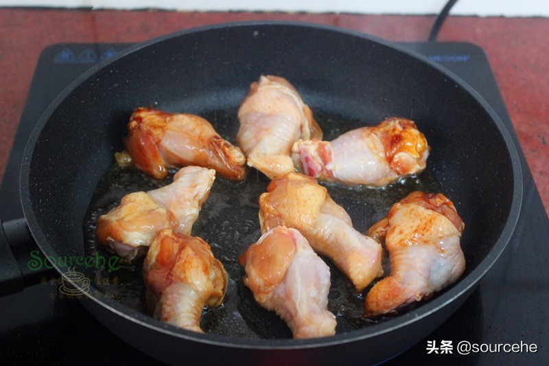 鸡腿我家从来不烤，加它焖一焖，肉嫩鲜美，连骨头都入味，太香了