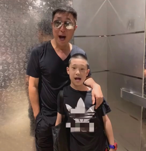 林永健10岁儿子大变样，五官长开留平头无星味，