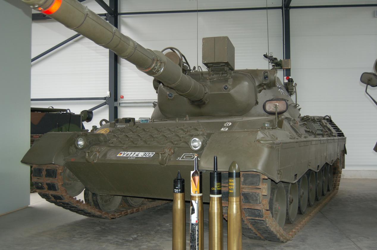 Imported foreign equipment L7 105mm tank gun iNEWS