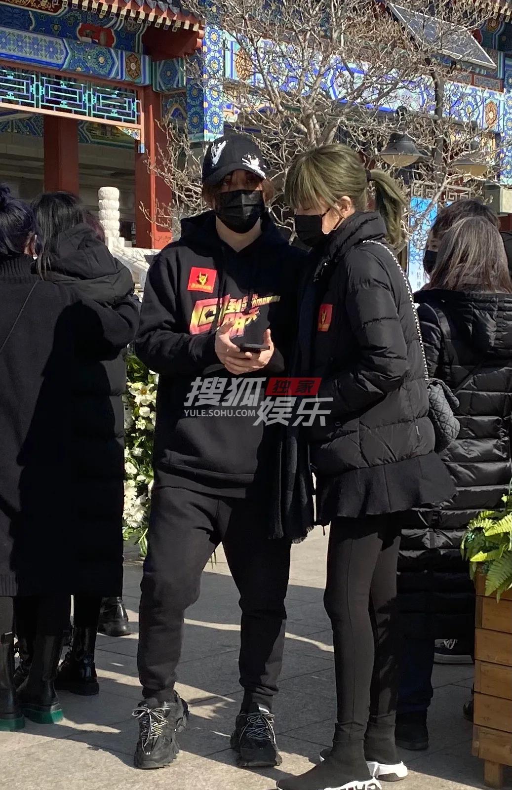 Zhao brilliant memorial meeting holds Huang Bo to hold small safflower to grieve over today the modest tear of Xue asperses the spot