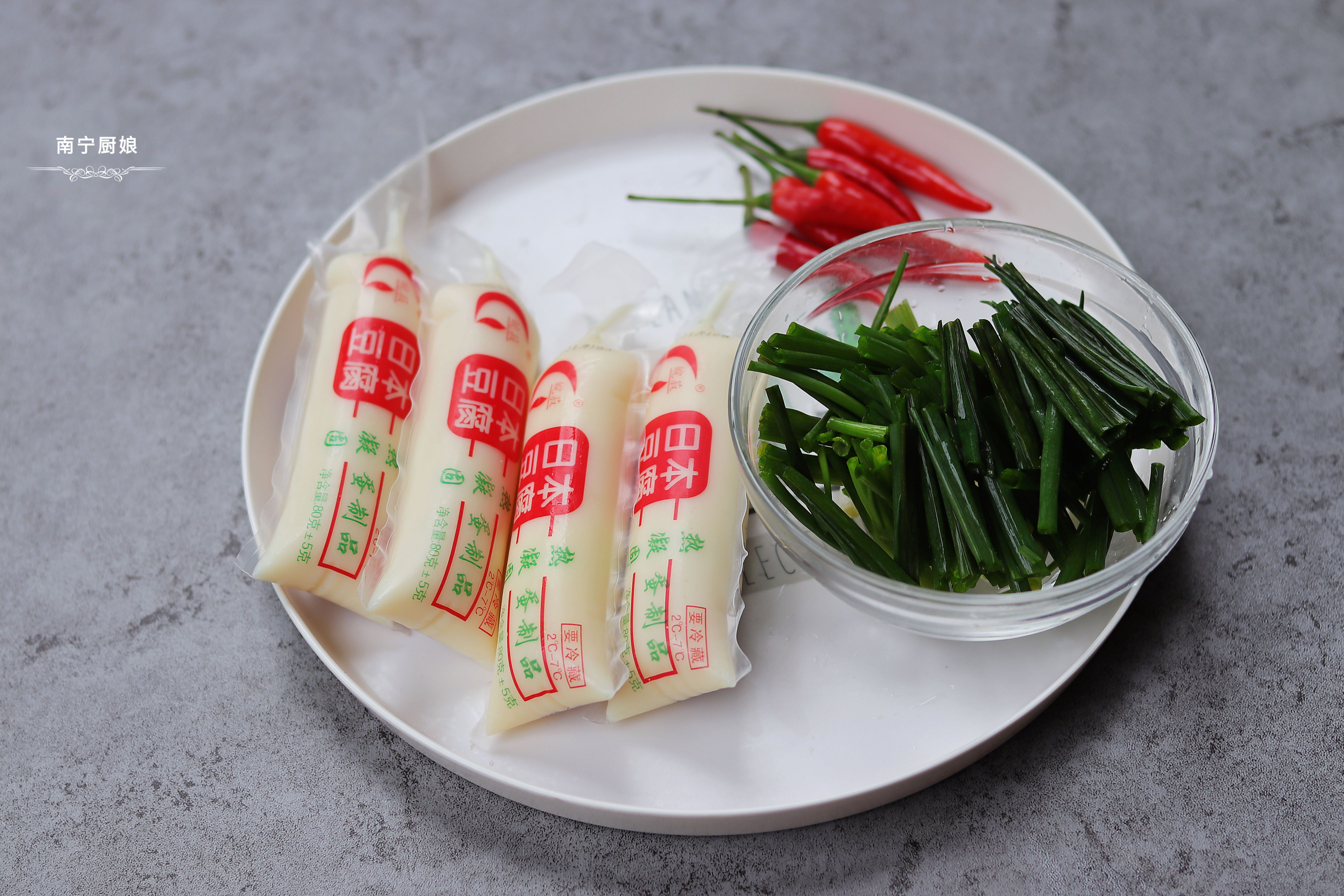 燒日本豆腐時加入一把蔥，沒想到如此美味，不愧是老保姆的拿手菜