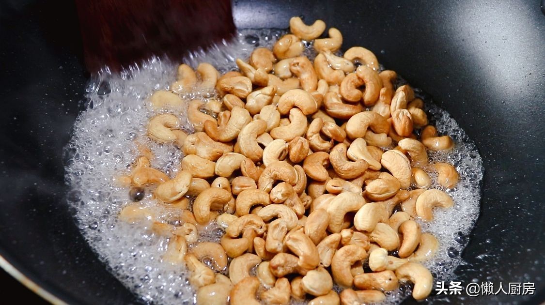 腰果不用油炸，撒點白糖炒一炒，比油炸得更好吃，香甜酥脆
