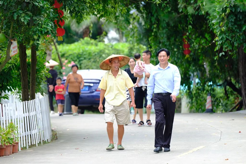 一张蓝图十八年——记全国劳动模范、市人大常委会委员黄秀佳