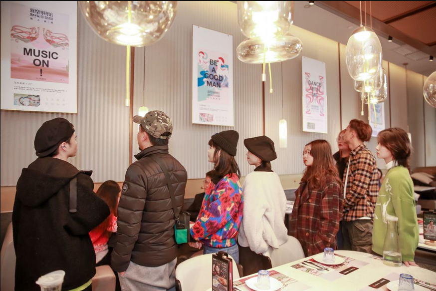 西餐厅里的艺术展 敦煌艺术大展首次亮相成都必胜客餐厅