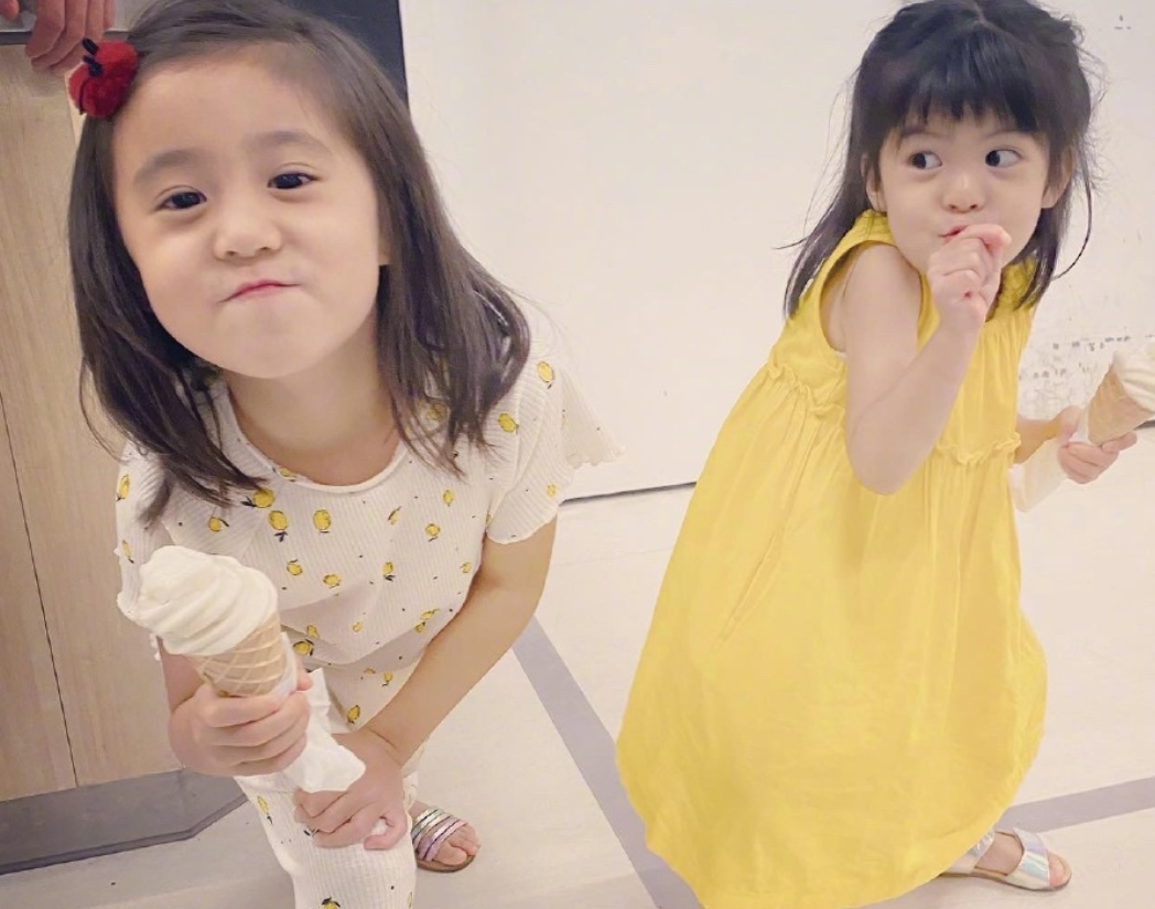 都说咘咘很像贾静雯，妹妹波妞近照曝光，五官长开要超越姐姐了