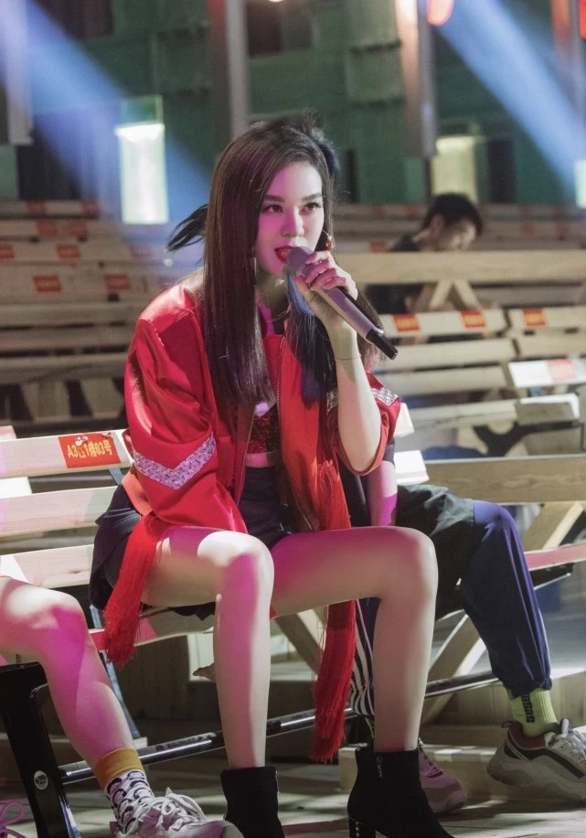 不想打安全牌，唱功与实力都在线，她的腿又出