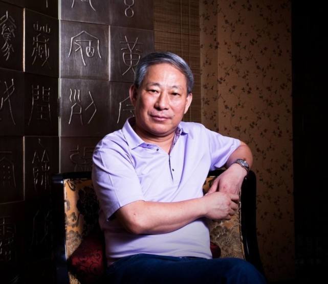 父亲因生他而丢掉工作，现在他长大成人，赚到千亿身家来回馈父亲
