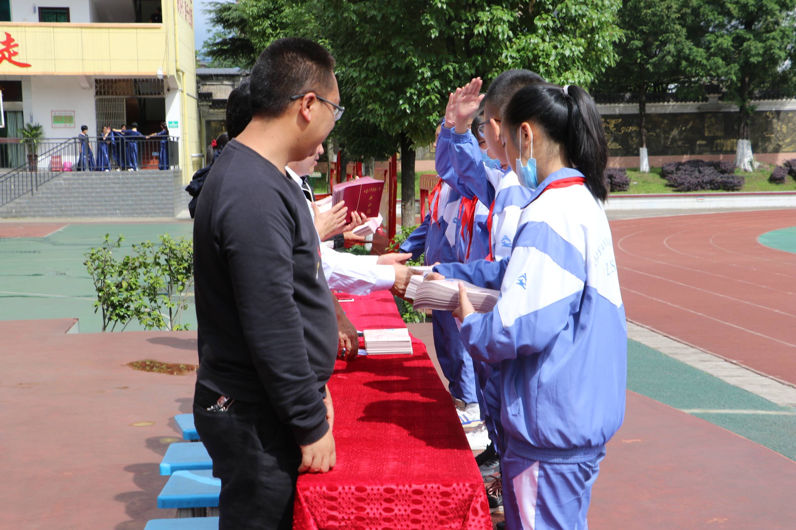 六盘水市实验小学袁野图片