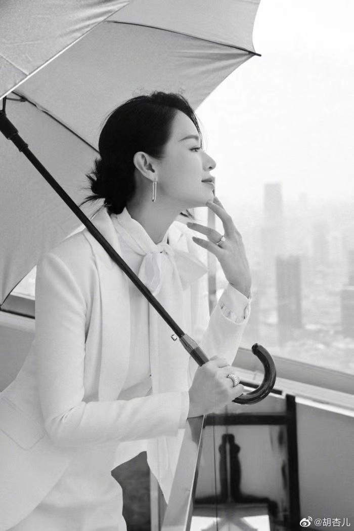 李乘德晒照为三胎儿子庆祝百日，胡杏儿隔空出镜，奕宏神态像奕霆