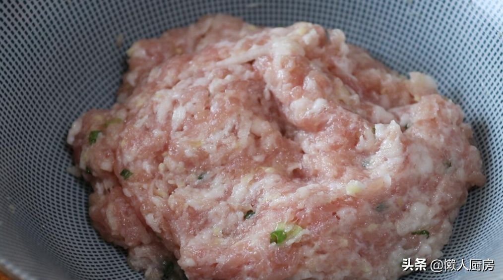 在飯店吃飯發現鹹蛋黃蒸肉餅，回家復刻了這道菜，沒想到很好吃