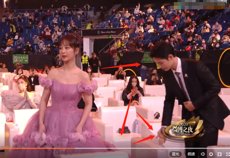 杨紫长裙走路容易摔，肖战下意识弯腰提裙摆，