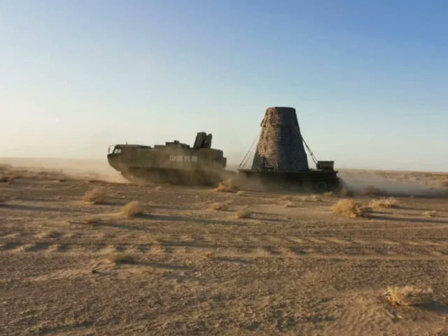 沙海巨兽，中国航天新兵器太霸道，运7吨返回舱过沙漠，如履平地