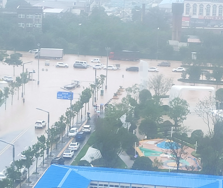 “我就是俗人！我也要活着！”河南一挖掘机师傅暴雨中拖车10多辆，因收费50元被骂很委屈
