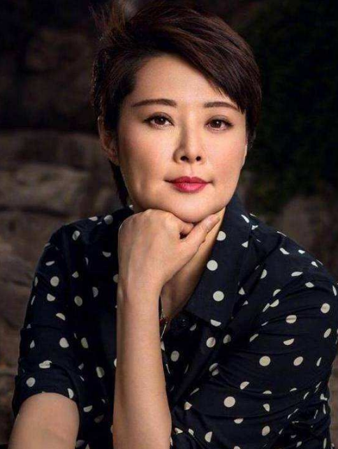 袁立三婚后变化巨大，住破旧居民楼环境狭小差，衣服家具脏乱不堪