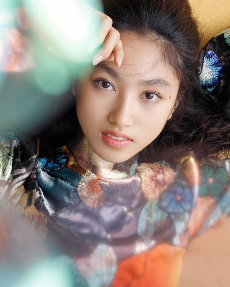 任达华长女炫100公分长腿登封面，妈妈琦琦寄语泪目，女儿长大了