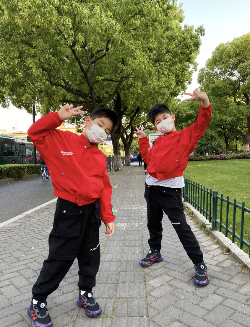 胡可晒照为儿子庆生，6岁小鱼儿将上小学，或与安吉当同门师兄弟