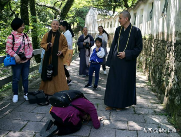 他是中国最帅和尚，富婆送400万法拉利不为所动