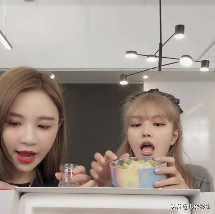 周扬青与雪梨直播真实颜值被赞，网友喊话：长