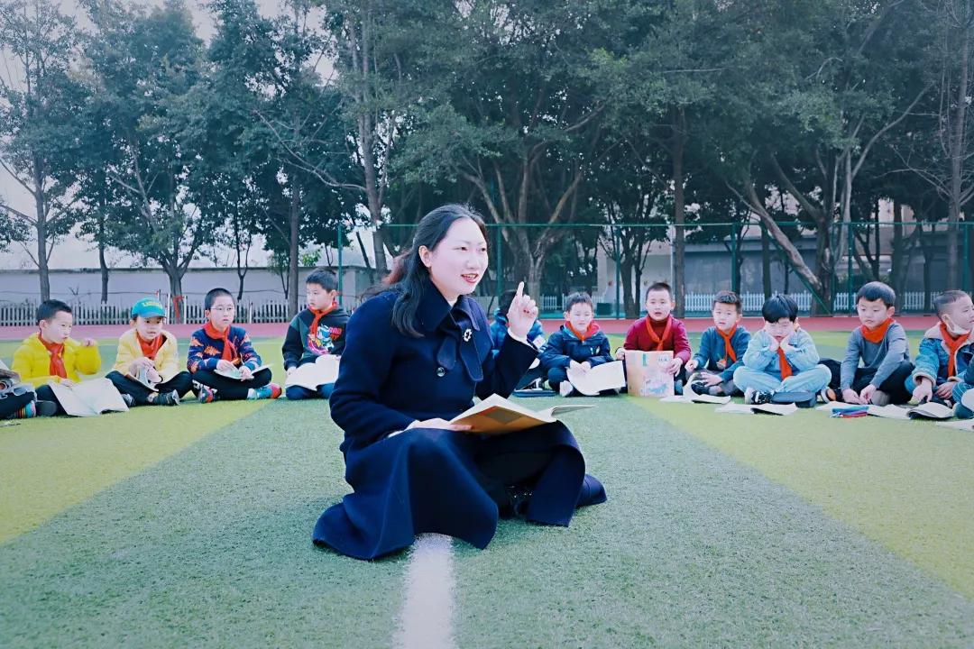带上五官到校园里寻找春天——成都市华中附小大自然的语文课