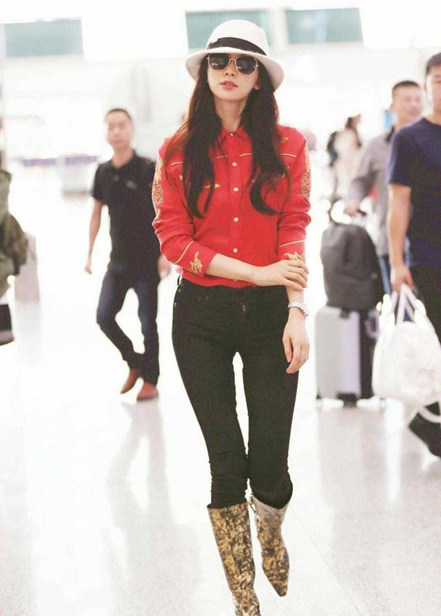 林志玲身材太好了吧，这么紧的裤子都穿出皱褶，大长腿好迷人