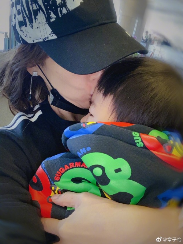 章子怡曬17個月大兒子，弟弟賣力爬沙發不服輸，還自帶配音萌翻