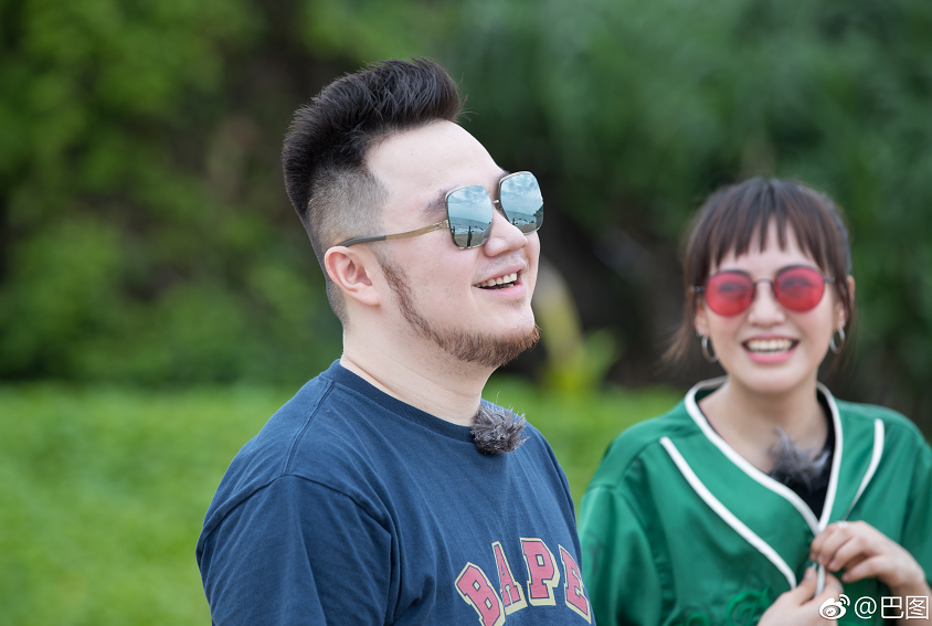 英达老婆梁欢照片 51岁梁欢身材发福走样，远不如大7岁宋丹丹气质佳
