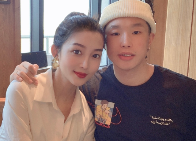 郭德纲爱徒晒娃，意外暴露雄厚财力？客厅放帐