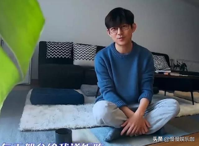 何炅家首遭曝光，网上未见其捐款，遭到知名作