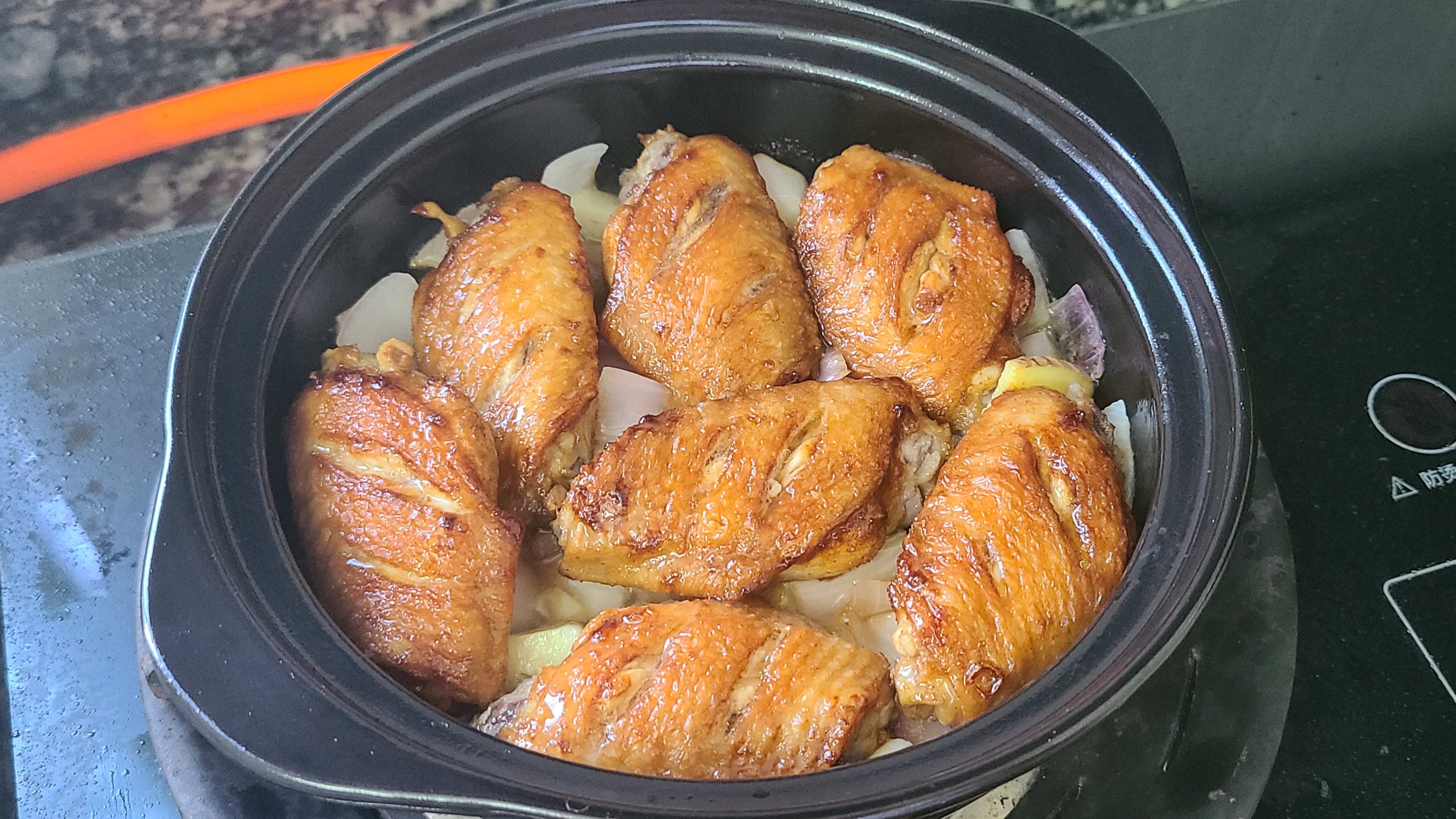 焗鸡翅，广东人这样做鸡翅很好吃，不用水也能做，太香了